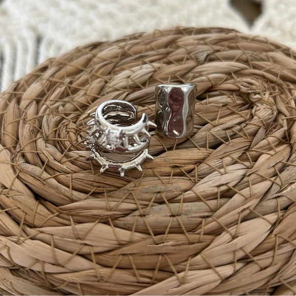 URBAN OUTFITTERS Bundle of Silver Chain Bracelet and ear cuff earrings set of 2 - Picture 2 of 13